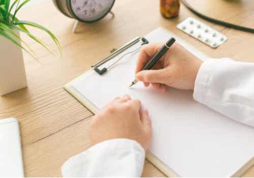 Psychologue qui établit un dossier médical.