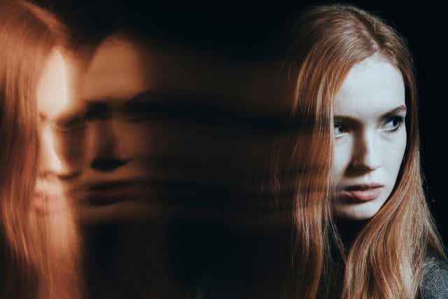 Reflet d'une femme.