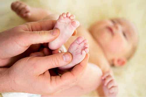 Le réflexe de Babinski chez les bébés.
