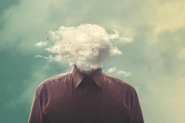 La tête dans un nuage.