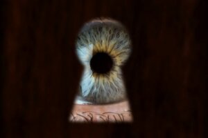 Voyeurisme : en quoi cela consiste-t-il ?