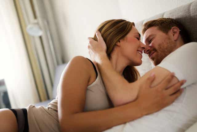 Un couple heureux au lit.