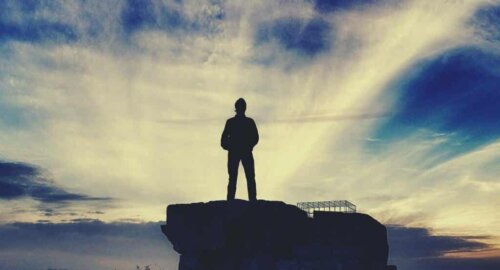 Un homme sur un rocher.