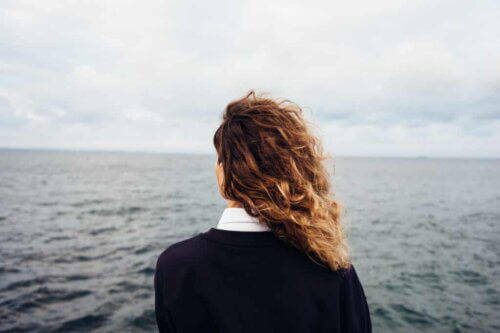 Une femme face à la mer. 