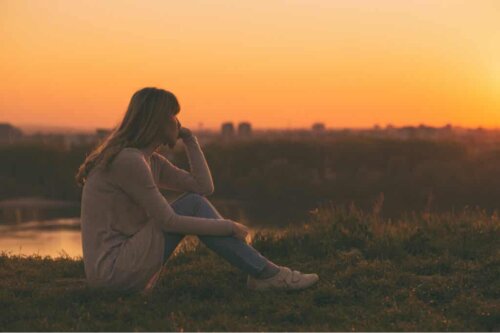 Une femme pensive.