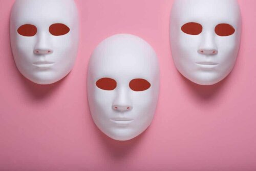 Des masques. 