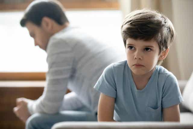 Un enfant qui ignore son père.