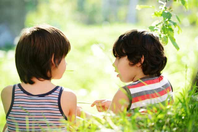 Deux enfants qui discutent.