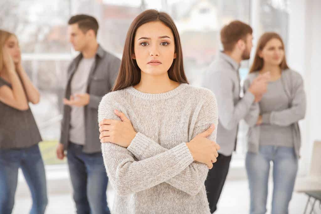 Femme qui souffre d'anxiété sociale. 