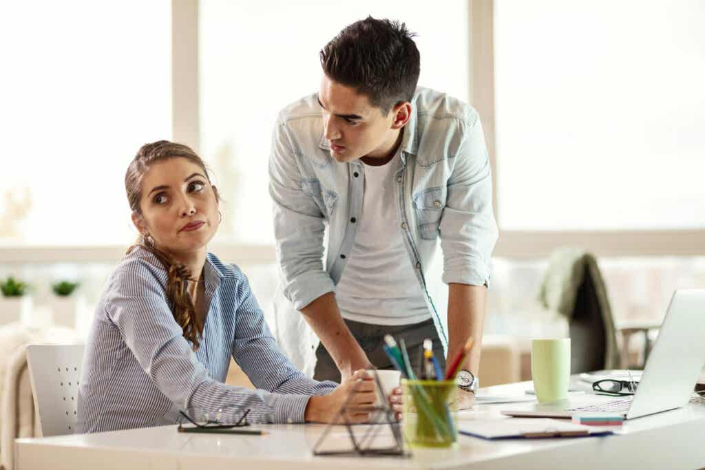 Une femme qui ignore son collègue.