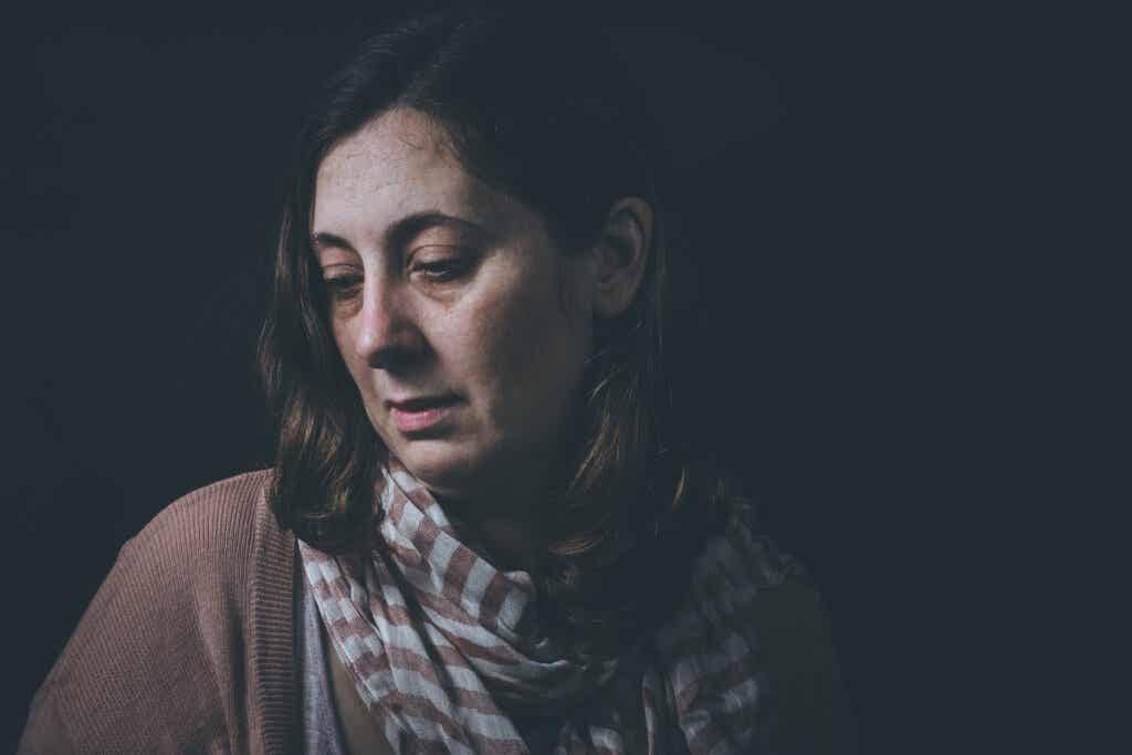 Femme qui souffre d'une addiction. 