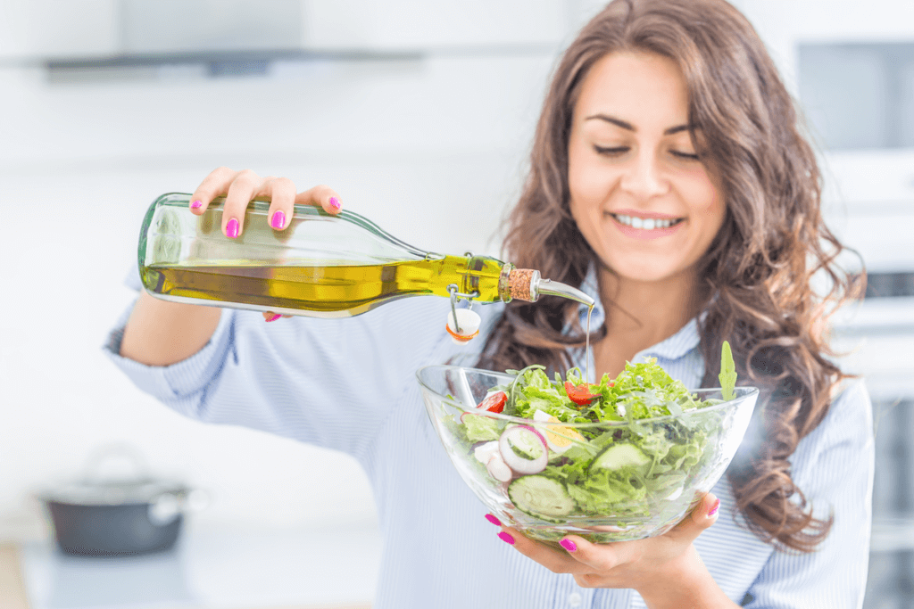 Femme qui prépare une salade. 