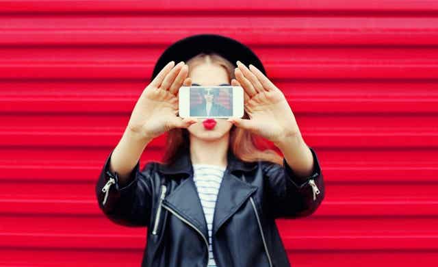 Une femme qui prend une selfie.