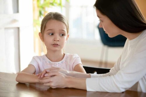 Petite fille anxieuse.