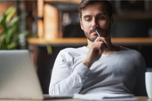 Un homme au travail. 