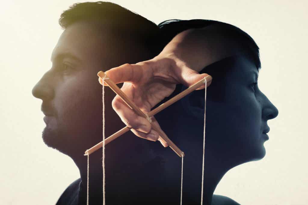 Se faire manipuler comme une marionnette.