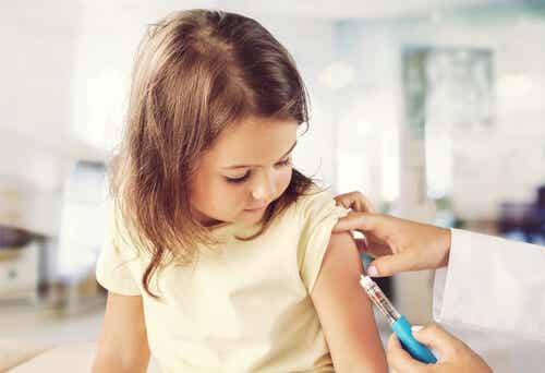 Petite fille qui se fait vacciner.