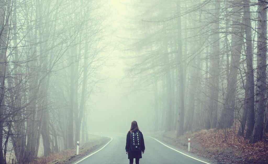 Fille au milieu de la route. 