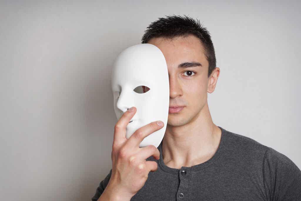Jeune homme sur le point de mettre un masque.