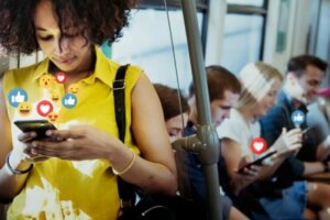 Étions-nous plus heureux sans les réseaux sociaux ?
