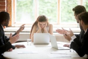 Le manque de courtoisie relationnelle au travail et les collègues impolis