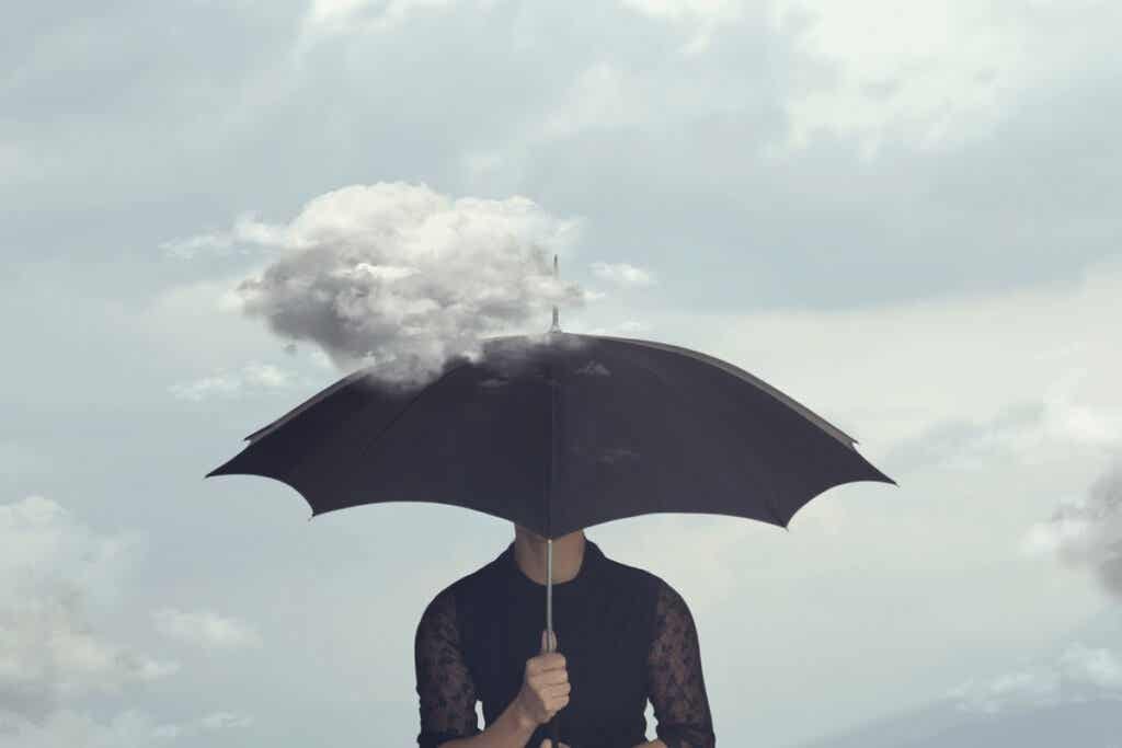 Une personne sous un parapluie.