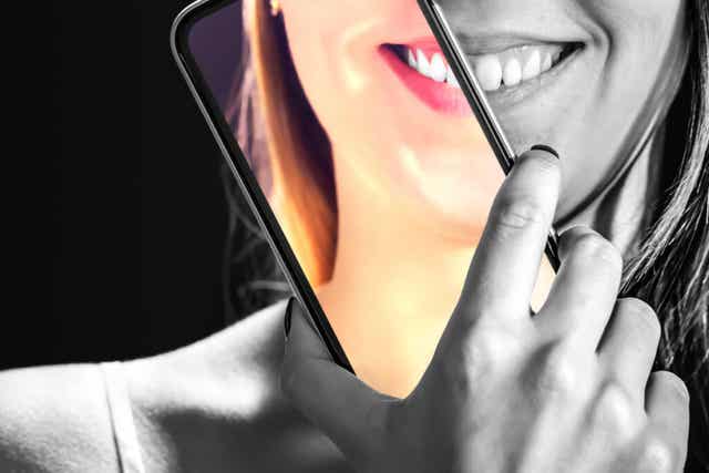 Femme qui fait une photo avec un filtre.