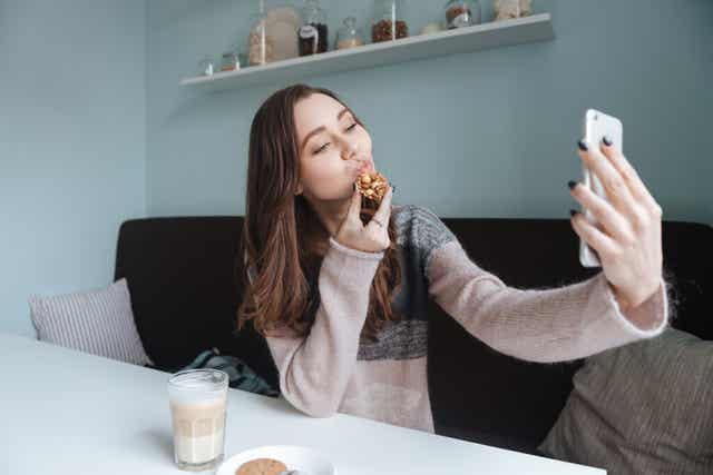 Une femme qui prend une selfie.