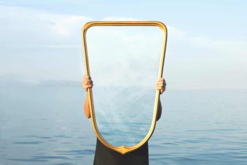 Un miroir.