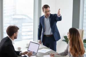 Les personnes qui insultent : qu'est-ce qui se cache derrière ce comportement ?