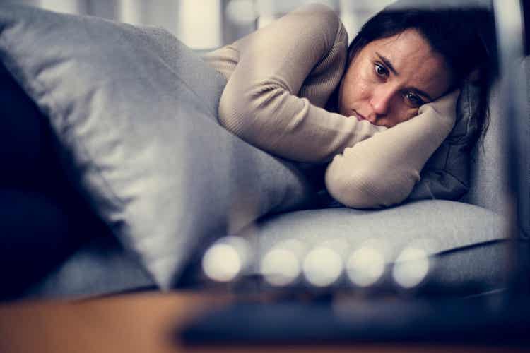femme dans son lit atteinte d'une dépression