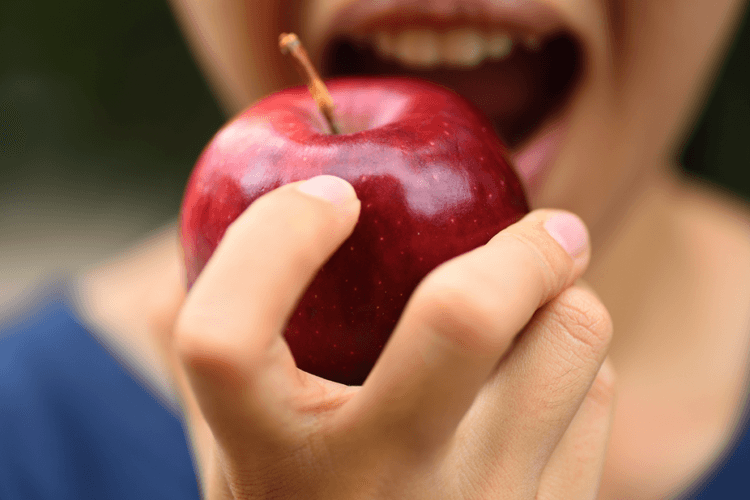 femme mangeant une pomme