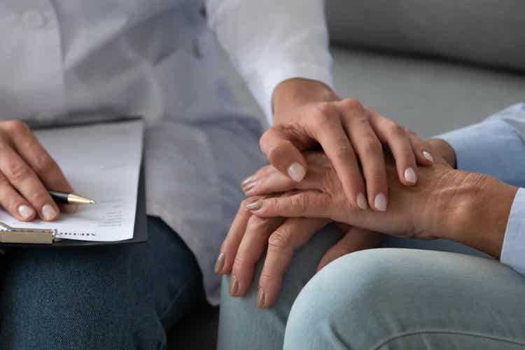 main posée sur une autre