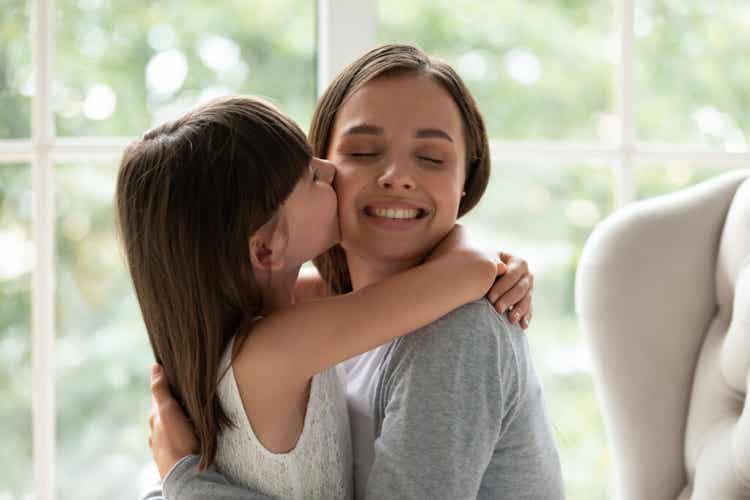 fille embrassant sa mère