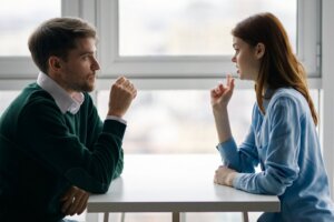 Comment faire changer quelqu'un d'avis, selon la neuroscientifique Tali Sharot