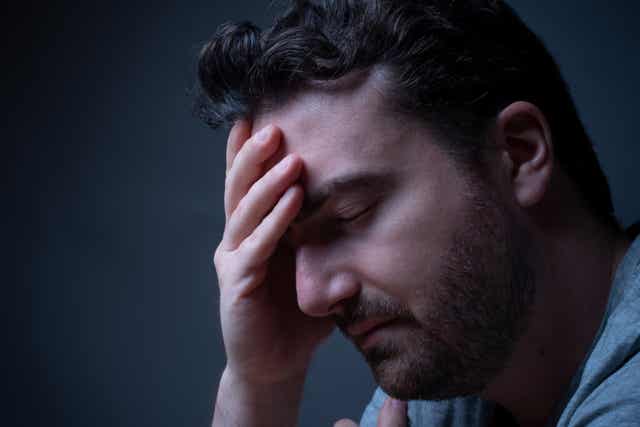Un homme préoccupé dans ses pensées.