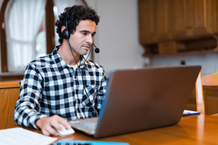 homme en télétravail