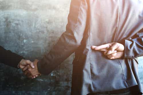 Escroquerie et mensonge, en quoi sont-elles différentes ?