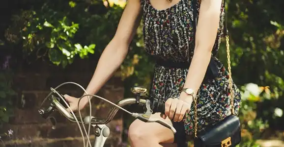 femme à vélo
