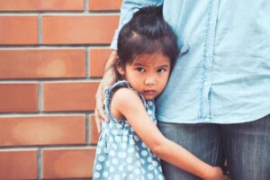 Mon enfant a peur des autres enfants : que puis-je faire ?