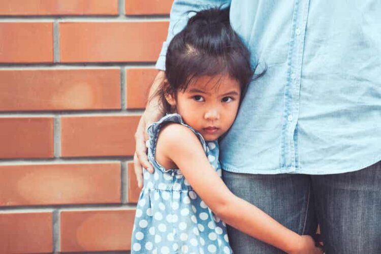 Mon enfant a peur des autres enfants : que puis-je faire ?