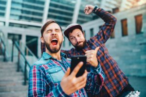 Effet de désinhibition en ligne : sommes-nous plus courageux sur Internet ?