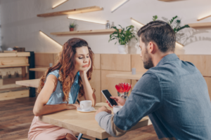 Mon partenaire regarde plus son portable que moi : que puis-je faire ?