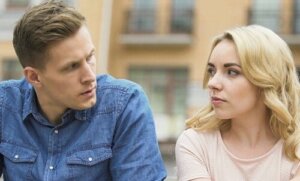 La relation entre les personnes narcissiques et les personnes complaisantes