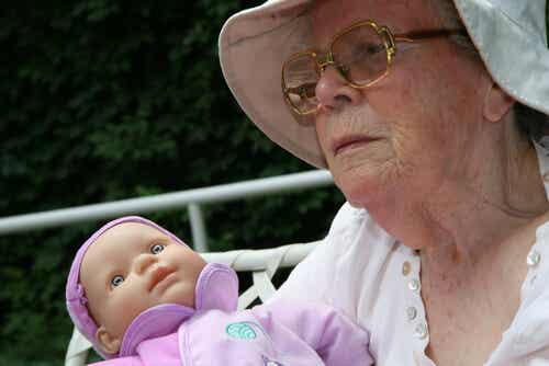 Une femme âgée avec une poupée dans les bras.