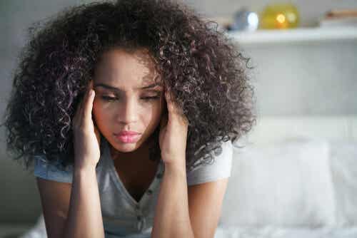Une femme triste dans ses pensées. 
