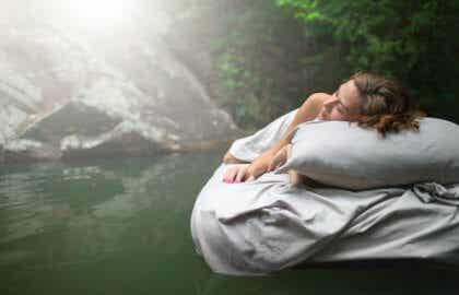 Une femme qui dort dans son lit près de l'eau dans la nature.