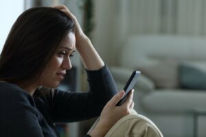 8 façons dont les réseaux sociaux vous font vous détester
