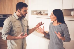 Qu'est-ce qu'un faux dilemme et pourquoi est-il important de l'identifier ?