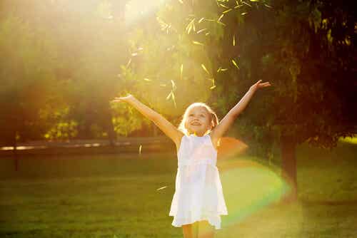 Une jeune fille qui saute dans l'herbe. 